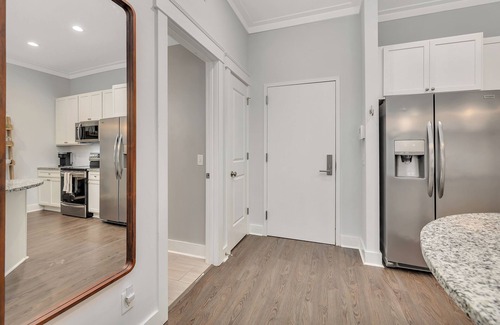 King City Condominio | Updated condo with pool & steps to village