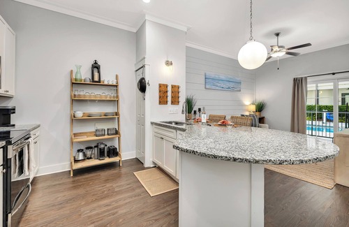 King City Condominio | Updated condo with pool & steps to village