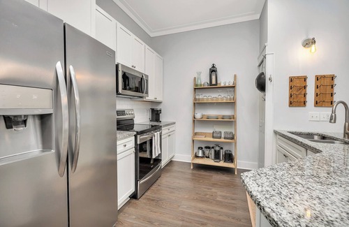 King City Condominio | Updated condo with pool & steps to village