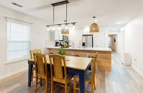 Carolina Forest Condominio | Updated condo with screened porch & shared pool - near golf/beach/shops