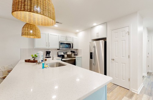 Carolina Forest Condominio | Updated condo with screened porch & shared pool - near golf/beach/shops