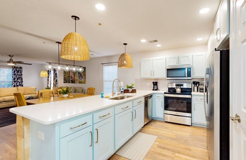 Carolina Forest Condominio | Updated condo with screened porch & shared pool - near golf/beach/shops