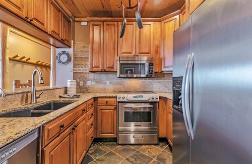Salt Lake Mountain Resorts Condominio | Condominio actualizado con chimenea de leña, refrigerador de vino y encimeras de granito
