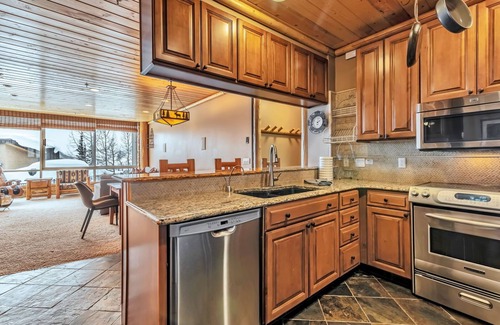 Salt Lake Mountain Resorts Condominio | Condominio actualizado con chimenea de leña, refrigerador de vino y encimeras de granito