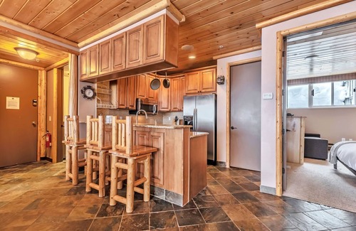 Salt Lake Mountain Resorts Condominio | Condominio actualizado con chimenea de leña, refrigerador de vino y encimeras de granito