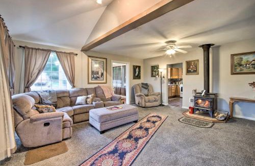 Coos Bay Casa | Updated Coos Bay Home about 2 Mi to Pacific Ocean