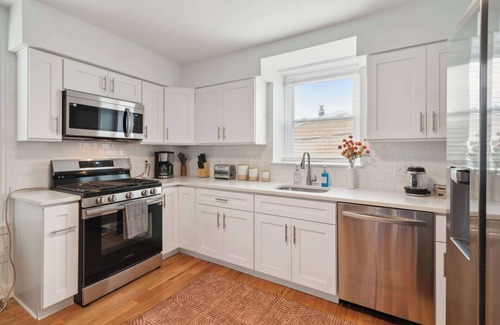 Manayunk Casa | Updated Corner Rowhome with Parking, Sleeps 8
