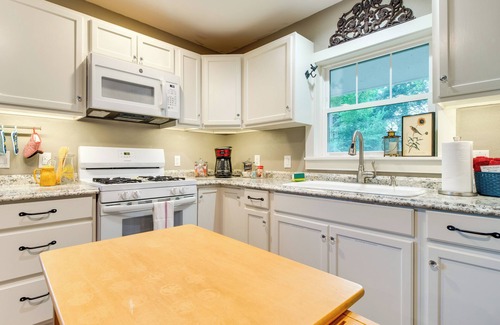 Cotter Cabaña | Updated Cotter Cottage: Walk to White River!