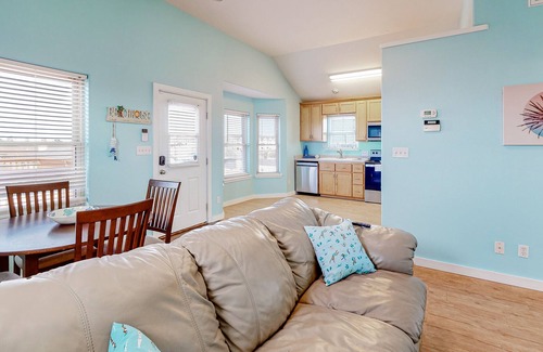 Corpus Christi Casa | Updated dog-friendly home with a large balcony, enclosed yard, W/D, & AC