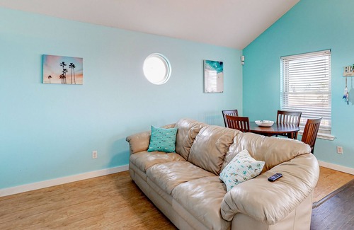 Corpus Christi Casa | Updated dog-friendly home with a large balcony, enclosed yard, W/D, & AC