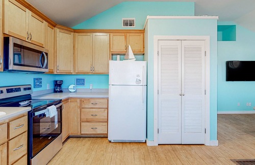 Corpus Christi Casa | Updated dog-friendly home with a large balcony, enclosed yard, W/D, & AC