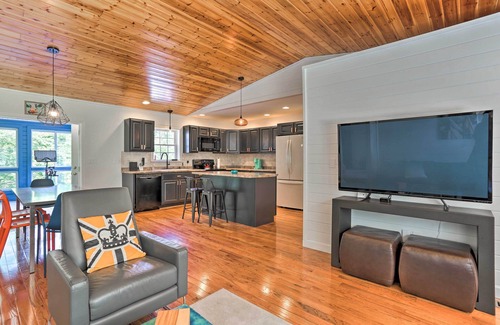 Rowland Casa | Updated Family Home ~ 1 Mile to Delaware River!
