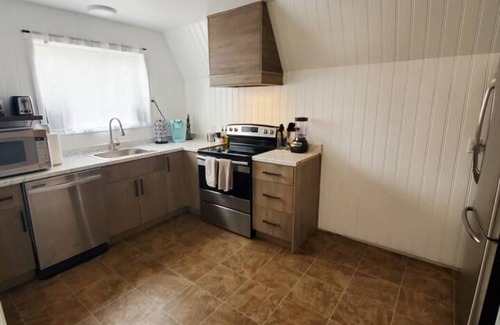 Tukwila Apartamento | Updated farm style Apt. w/ loft minutes from Airport and Seattle