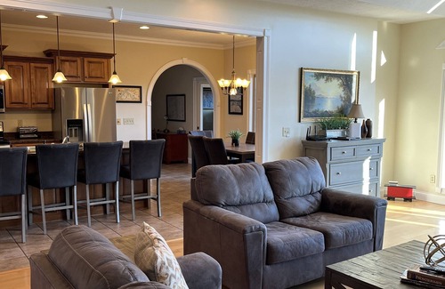 Albany Casa | Updated Game Room with Arcade Style Games, 7 BR, 2 Kitchens, sleeps up to 25!!