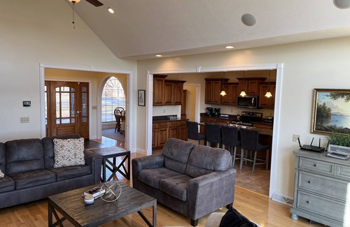Albany Casa | Updated Game Room with Arcade Style Games, 7 BR, 2 Kitchens, sleeps up to 25!!