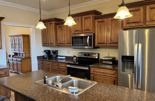 Albany Casa | Updated Game Room with Arcade Style Games, 7 BR, 2 Kitchens, sleeps up to 25!!