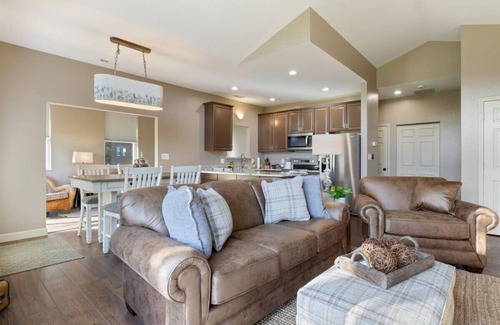 Camdenton Casa | Updated Golf Cottage in Old Kinderhook w/ Pickleball, Pool & Lake Access