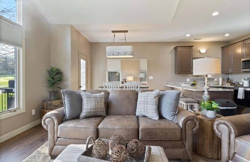 Camdenton Casa | Updated Golf Cottage in Old Kinderhook w/ Pickleball, Pool & Lake Access