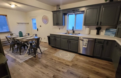 Higgins Lake Cabaña | Updated Higgins Cottage w/ AC - Walking Distance to Higgins & Boat Parking