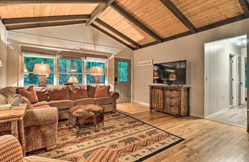 Highlands Casa | Updated Highlands Cottage with Deck and Fireplace!
