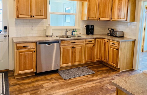 Albany Otro | Updated historical home with large porch & great views