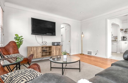 Dearborn Casa | Updated Home! 10 min to Airport/Greenfield Village