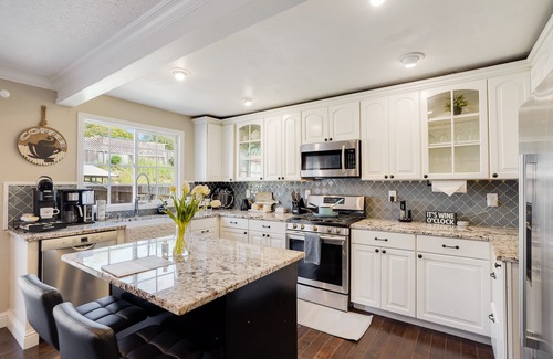 American Canyon Casa | Updated home 10 miles to Napa's wine country! Sleeps 10! Pets are welcome!