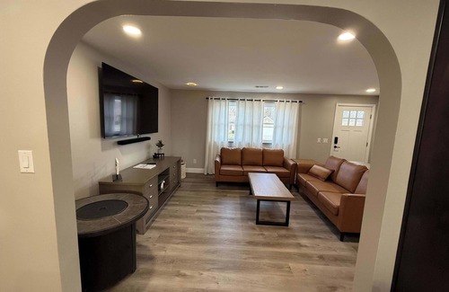 Roselawn Finance Casa | Updated home connected to Veterans Memorial Park