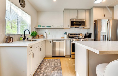 North Central Casa | Updated Home w/ Private Deck, 1 Mi to Rose Bowl!