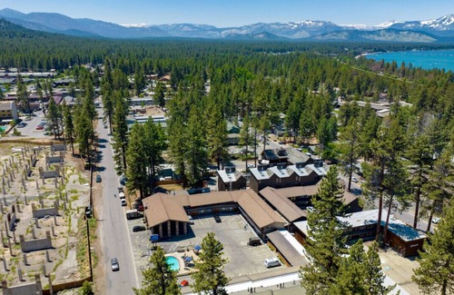 Lakeside Park Hotel | Updated King Bed with Jacuzzi! Stay on Stateline at Blue Jay Lodge