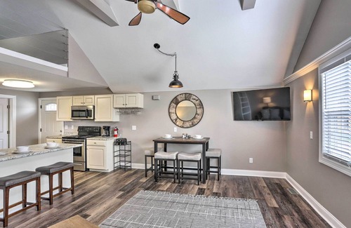 Lorain Apartamento | Updated Lake Erie Home ~ 34 Mi to Cedar Point!