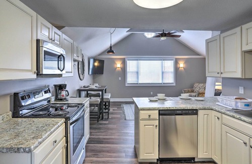 Lorain Apartamento | Updated Lake Erie Home ~ 34 Mi to Cedar Point!