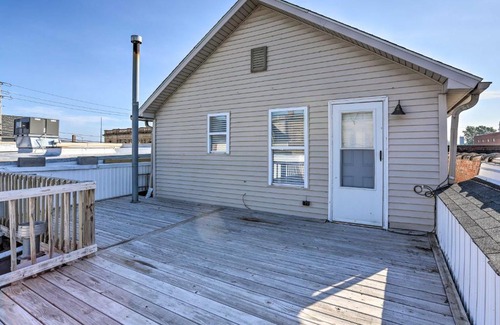 Lorain Apartamento | Updated Lake Erie Home about 34 Mi to Cedar Point!