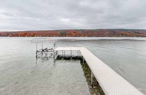 Branchport Casa | ¡Cabaña actualizada frente al lago con un muelle de temporada y un paseo marítimo de 57 pies!