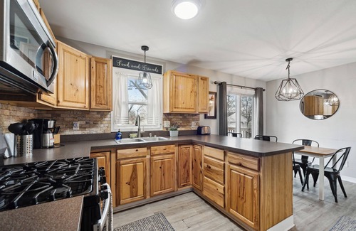 Lansing Casa | Updated Lansing Home | 4BR w Basement Theater Room