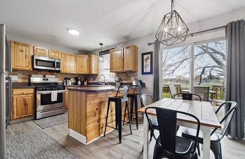 Lansing Casa | Updated Lansing Home | 4BR w Basement Theater Room