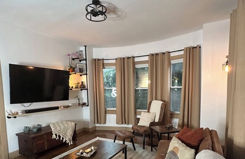 Mapleton/Fall Creek Casa | UPDATED Large 1910 Home! Remodel! Fast WiFi. Spacious. Fireplace.