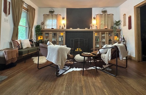 Mapleton/Fall Creek Casa | UPDATED Large 1910 Home! Remodel! Fast WiFi. Spacious. Fireplace.