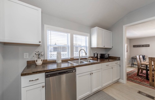 Maryville Casa | Updated Maryville Family Home | Historic District | In Town Near National Park