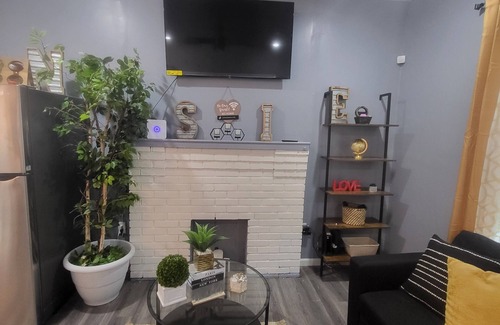 St. Louis Casa | Updated Modern 2 Bed/1 Bath Urban Bungalow in North City.10 Mins to Downtown STL
