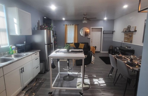 St. Louis Casa | Updated Modern 2 Bed/1 Bath Urban Bungalow in North City.10 Mins to Downtown STL