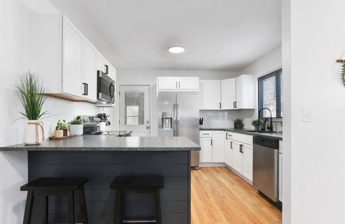 Nall Hills Casa | Updated Modern 4 Bedroom |King Bed |Close to shops