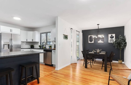 Nall Hills Casa | Updated Modern 4 Bedroom |King Bed |Close to shops