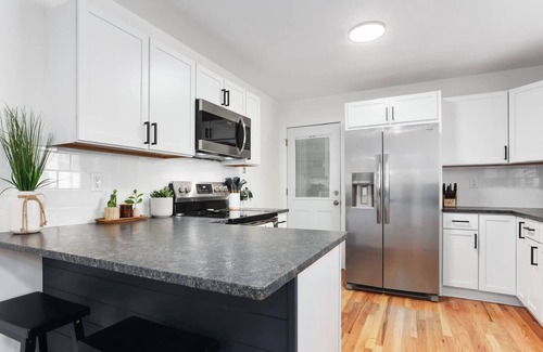 Nall Hills Casa | Updated Modern 4 Bedroom |King Bed |Close to shops