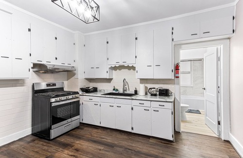 Hamtramck Casa | Updated Modern Flat. Hosts 7