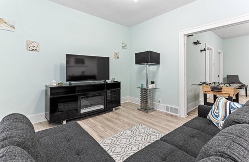 Hamtramck Casa | Updated Modern Flat. Hosts 7