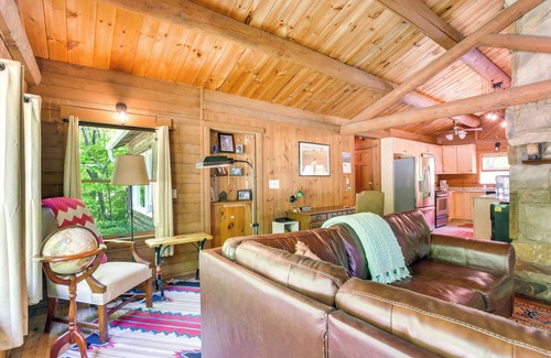 Jasper Apartamento | Updated Mtn Cabin on 20 Acres w/ Large Waterfall
