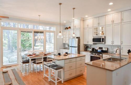 Wellfleet Casa | Updated Property on Lt Island