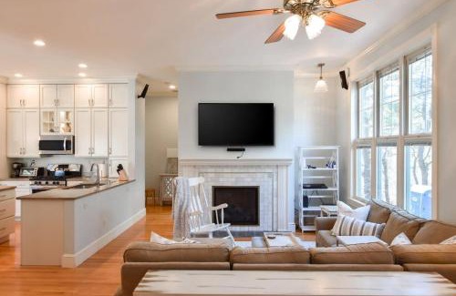 Wellfleet Casa | Updated Property on Lt Island