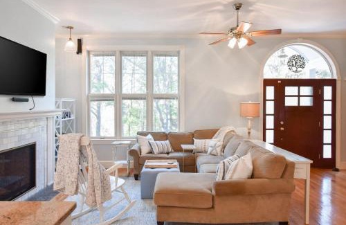 Wellfleet Casa | Updated Property on Lt Island